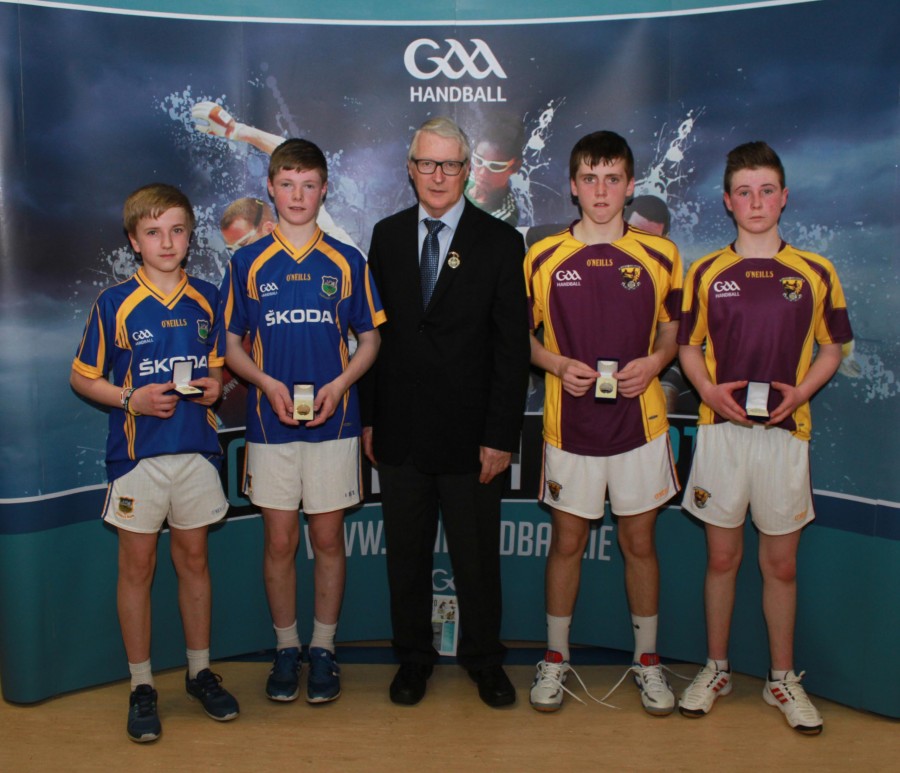 Cian Kehoe and Josh McMahon with the Tipperary players and GAA Handball President, Willie Roche after the All Ireland 40x20 BU14D final